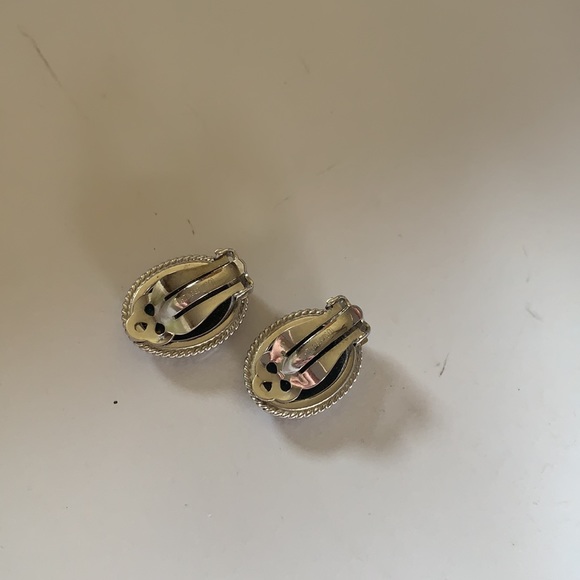 ❌SOLD❌Sarah Coventry Clip On Earrings - Picture 3 of 5